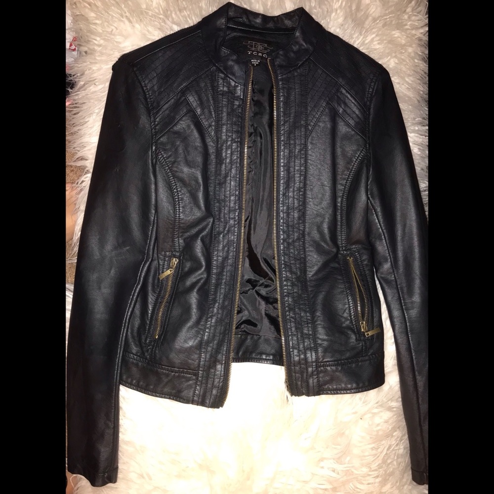 Cute black leather jacket!